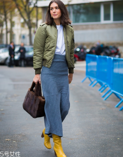 白色t恤搭配什么外套？白色t恤搭配外套圖片