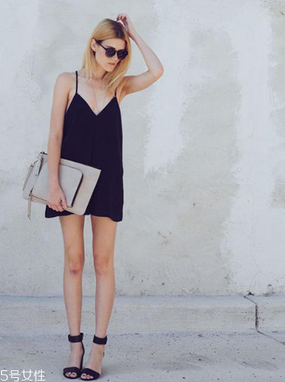 吊帶連衣裙配什么鞋子？吊帶連衣裙搭配鞋子圖片