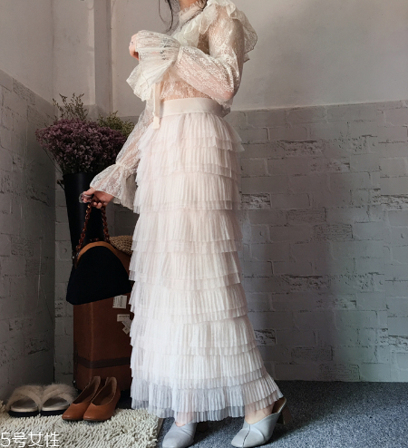 半身裙怎么搭配更優(yōu)雅？半身裙穿搭技巧