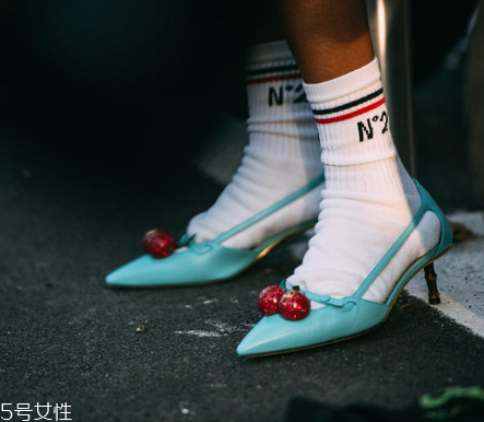 襪子怎么搭配時(shí)尚？襪子外露搭配圖片