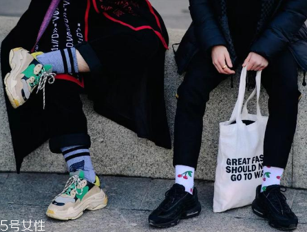 襪子怎么搭配時(shí)尚？襪子外露搭配圖片