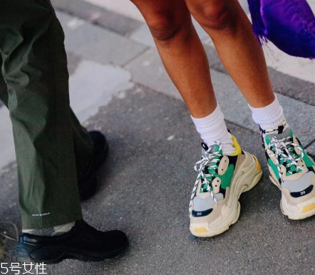 襪子怎么搭配時(shí)尚？襪子外露搭配圖片