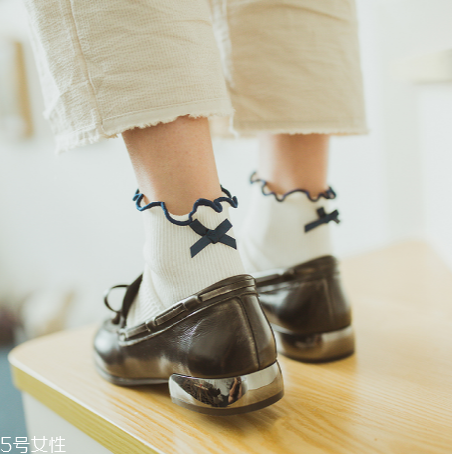 襪子怎么搭配時(shí)尚？襪子外露搭配圖片