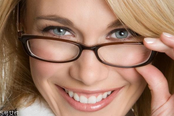 戴眼鏡畫什么眉毛好看 戴眼鏡要畫粗眉毛嗎 戴眼鏡畫什么眉毛好看 戴眼鏡要畫粗眉毛嗎