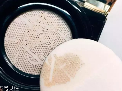 ysl羽毛氣墊和蕾絲氣墊哪個好 ysl蕾絲氣墊和羽毛氣墊區(qū)別 ysl羽毛氣墊和蕾絲氣墊哪個好 ysl蕾絲氣墊和羽毛氣墊區(qū)別