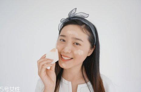 天天涂粉底的好處和壞處 天天涂粉底弊大于利 天天涂粉底的好處和壞處 天天涂粉底弊大于利