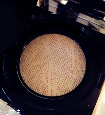 ysl羽毛氣墊和蕾絲氣墊哪個好 ysl蕾絲氣墊和羽毛氣墊區(qū)別 ysl羽毛氣墊和蕾絲氣墊哪個好 ysl蕾絲氣墊和羽毛氣墊區(qū)別