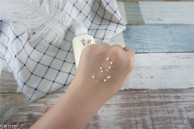 春雨蜂蜜乳致痘嗎 春雨乳液的致痘原因 春雨蜂蜜乳致痘嗎 春雨乳液的致痘原因