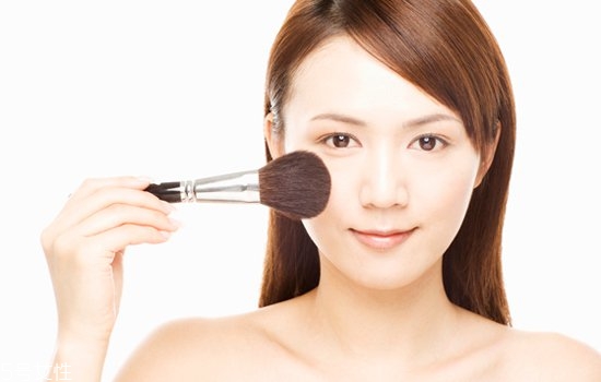 修容粉和修容膏哪種適合新手 修容粉和修容膏的優(yōu)缺點(diǎn) 修容粉和修容膏哪種適合新手 修容粉和修容膏的優(yōu)缺點(diǎn)