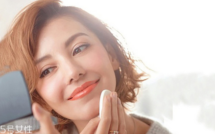 ysl羽毛氣墊和蕾絲氣墊哪個好 ysl蕾絲氣墊和羽毛氣墊區(qū)別 ysl羽毛氣墊和蕾絲氣墊哪個好 ysl蕾絲氣墊和羽毛氣墊區(qū)別