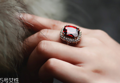 碧璽戒指一般多少錢？碧璽戒指的市場(chǎng)價(jià)值