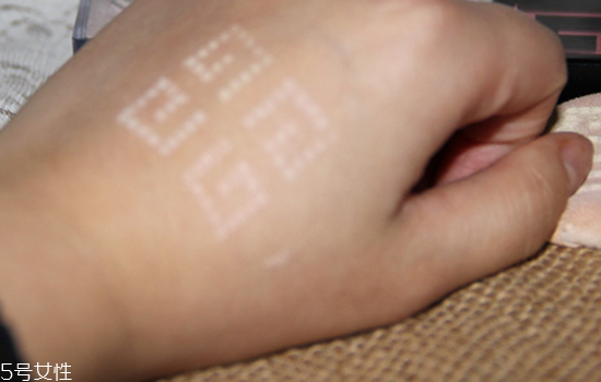 紀梵希四宮格散粉的色號挑選 紀梵希四格散粉使用方法 紀梵希四宮格散粉的色號挑選 紀梵希四格散粉使用方法