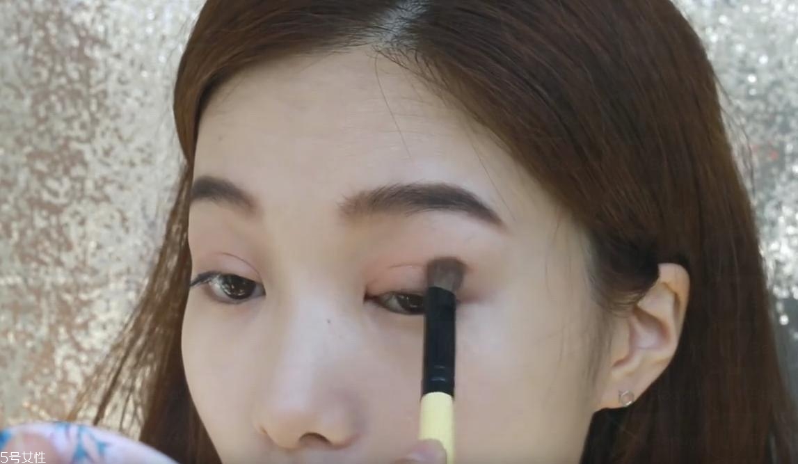 簡(jiǎn)單的迷人棕色系妝容教程 簡(jiǎn)單的迷人棕色系妝容教程