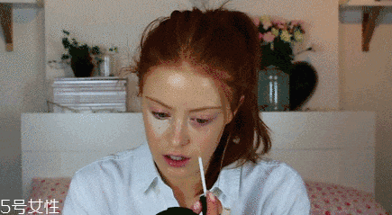 戴眼鏡要上睫毛膏嗎 戴眼鏡涂睫毛膏的技巧 戴眼鏡要上睫毛膏嗎 戴眼鏡涂睫毛膏的技巧