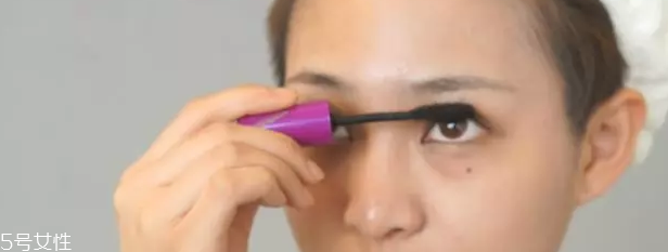 戴眼鏡要上睫毛膏嗎 戴眼鏡涂睫毛膏的技巧 戴眼鏡要上睫毛膏嗎 戴眼鏡涂睫毛膏的技巧