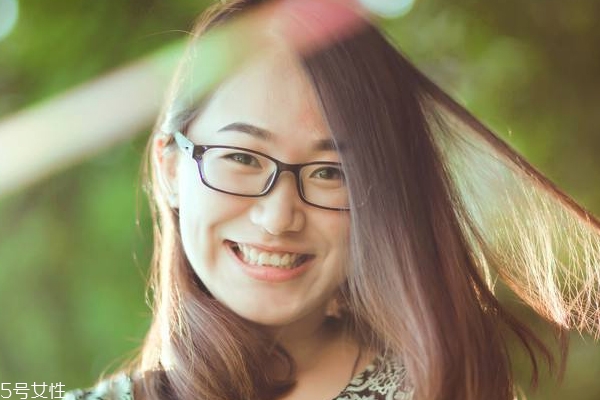 戴眼鏡要上睫毛膏嗎 戴眼鏡涂睫毛膏的技巧 戴眼鏡要上睫毛膏嗎 戴眼鏡涂睫毛膏的技巧