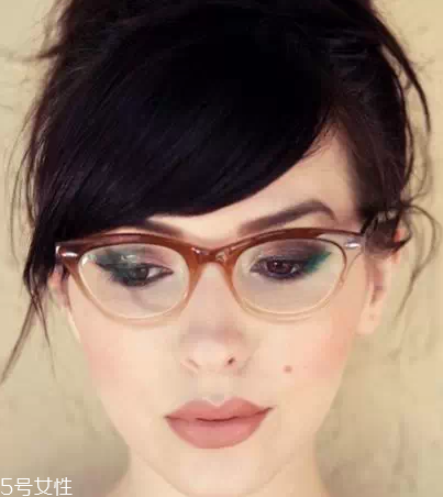 戴眼鏡需要畫(huà)臥蠶嗎 戴眼鏡化妝的具體步驟