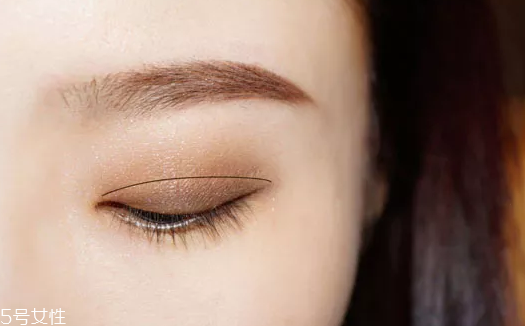 戴眼鏡需要畫(huà)臥蠶嗎 戴眼鏡化妝的具體步驟