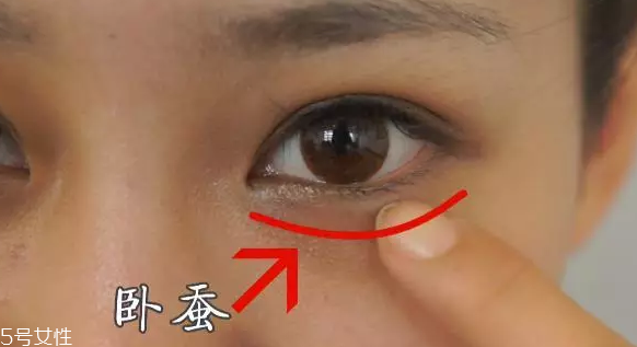 戴眼鏡需要畫(huà)臥蠶嗎 戴眼鏡化妝的具體步驟