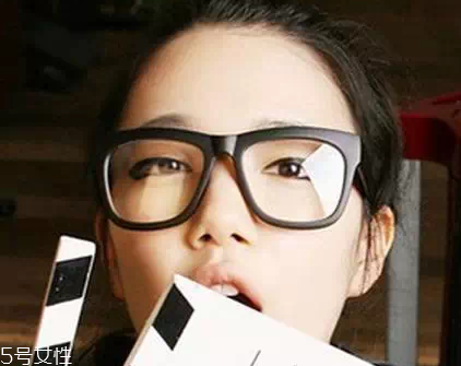 戴眼鏡化濃妝好看嗎 戴眼鏡化濃妝還是淡妝 戴眼鏡化濃妝好看嗎 戴眼鏡化濃妝還是淡妝