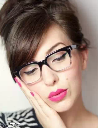 戴眼鏡化濃妝好看嗎 戴眼鏡化濃妝還是淡妝 戴眼鏡化濃妝好看嗎 戴眼鏡化濃妝還是淡妝