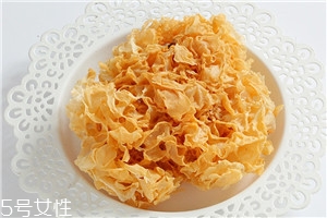 新鮮銀耳和干銀耳哪種好 干銀耳和新鮮銀耳有什么區(qū)別 新鮮銀耳和干銀耳哪種好 干銀耳和新鮮銀耳有什么區(qū)別