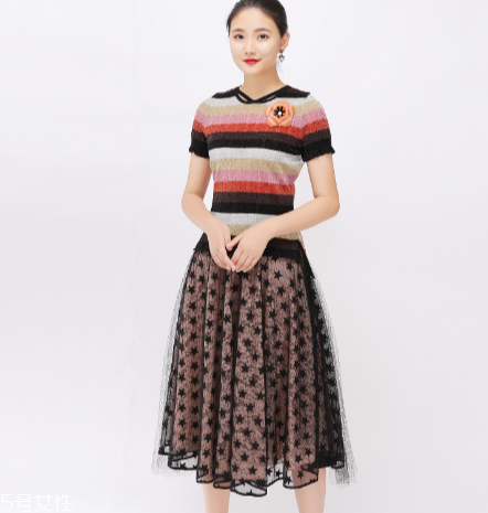 條紋t恤怎么搭配？條紋t恤搭配技巧