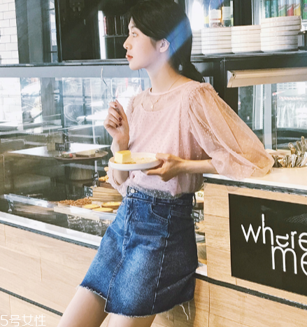 牛仔半身裙怎么搭配？牛仔半身裙搭配技巧