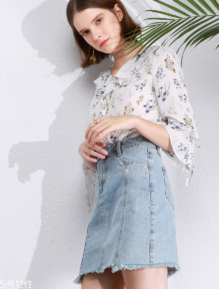牛仔半身裙怎么搭配？牛仔半身裙搭配技巧
