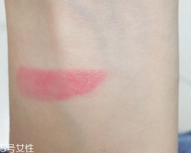 阿瑪尼紅管302顯白嗎 阿瑪尼紅管302上嘴圖片 阿瑪尼紅管302顯白嗎 阿瑪尼紅管302上嘴圖片