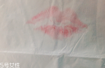 阿瑪尼紅管302顯白嗎 阿瑪尼紅管302上嘴圖片 阿瑪尼紅管302顯白嗎 阿瑪尼紅管302上嘴圖片