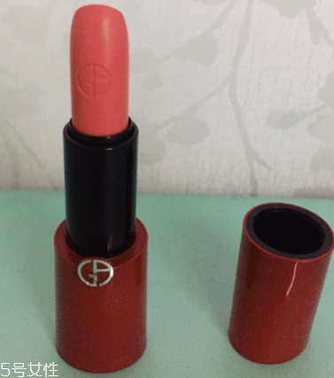 阿瑪尼紅管302顯白嗎 阿瑪尼紅管302上嘴圖片 阿瑪尼紅管302顯白嗎 阿瑪尼紅管302上嘴圖片