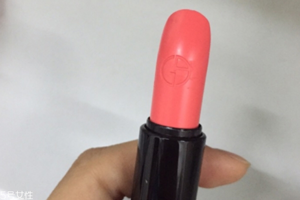 阿瑪尼紅管302顯白嗎 阿瑪尼紅管302上嘴圖片 阿瑪尼紅管302顯白嗎 阿瑪尼紅管302上嘴圖片