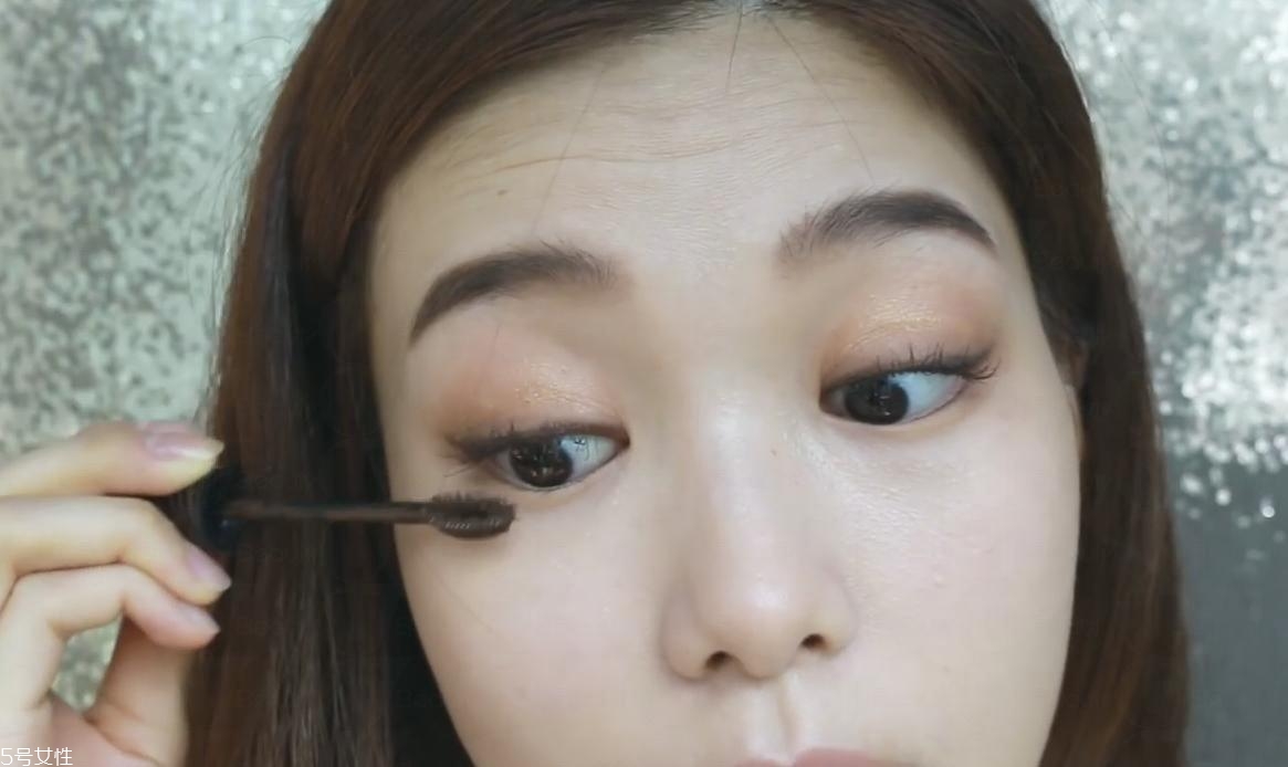 簡(jiǎn)單的迷人棕色系妝容教程 簡(jiǎn)單的迷人棕色系妝容教程