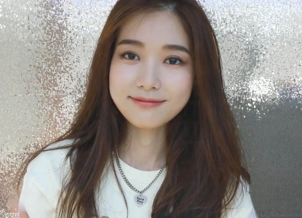 簡(jiǎn)單的迷人棕色系妝容教程 簡(jiǎn)單的迷人棕色系妝容教程