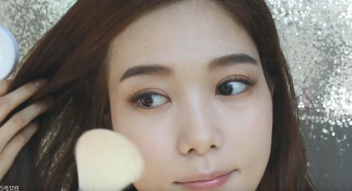 簡(jiǎn)單的迷人棕色系妝容教程 簡(jiǎn)單的迷人棕色系妝容教程