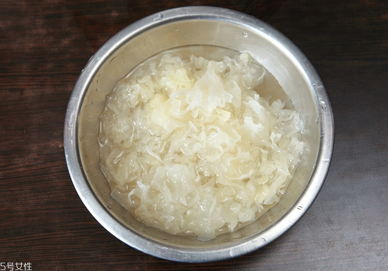 新鮮銀耳和干銀耳哪種好 干銀耳和新鮮銀耳有什么區(qū)別 新鮮銀耳和干銀耳哪種好 干銀耳和新鮮銀耳有什么區(qū)別