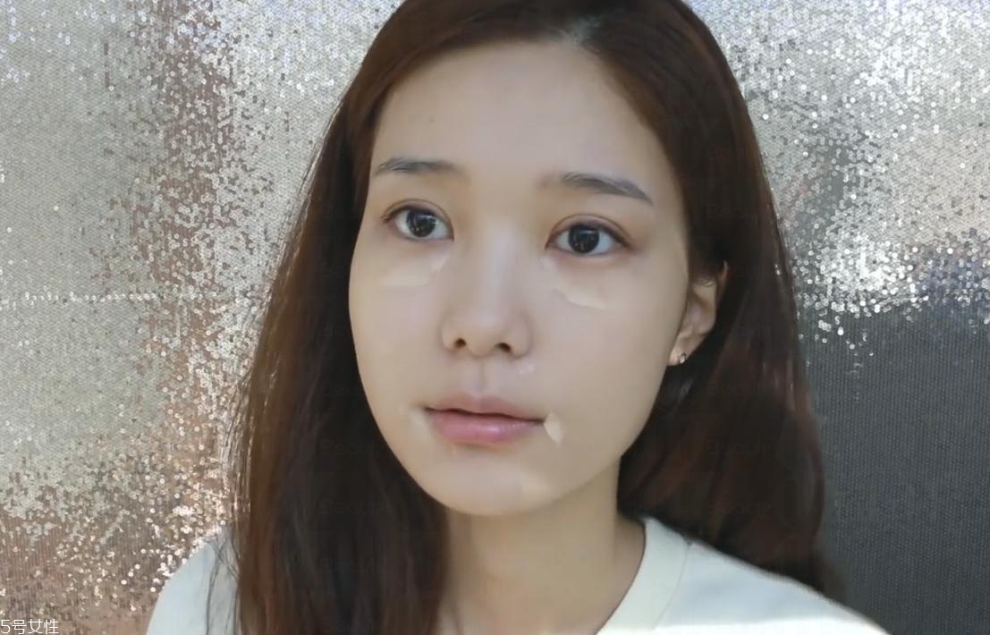 簡(jiǎn)單的迷人棕色系妝容教程 簡(jiǎn)單的迷人棕色系妝容教程