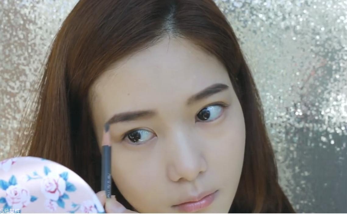 簡(jiǎn)單的迷人棕色系妝容教程 簡(jiǎn)單的迷人棕色系妝容教程