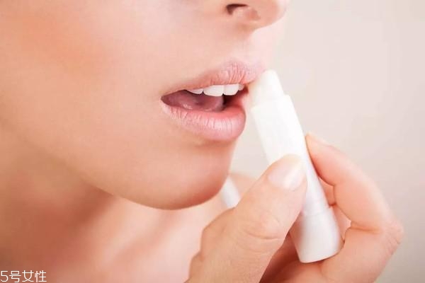 口紅太艷怎么補救 買錯的口紅如何調(diào)色 口紅太艷怎么補救 買錯的口紅如何調(diào)色