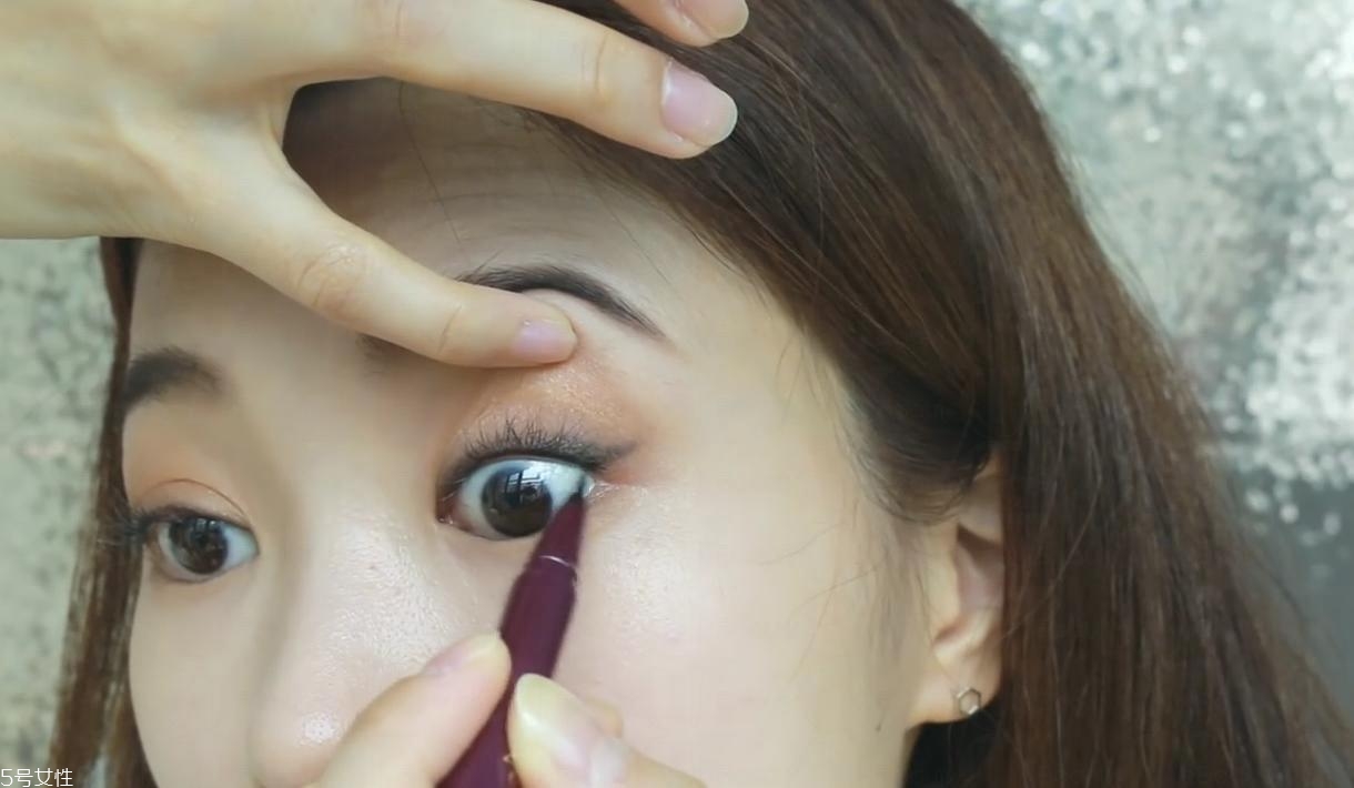 簡(jiǎn)單的迷人棕色系妝容教程 簡(jiǎn)單的迷人棕色系妝容教程