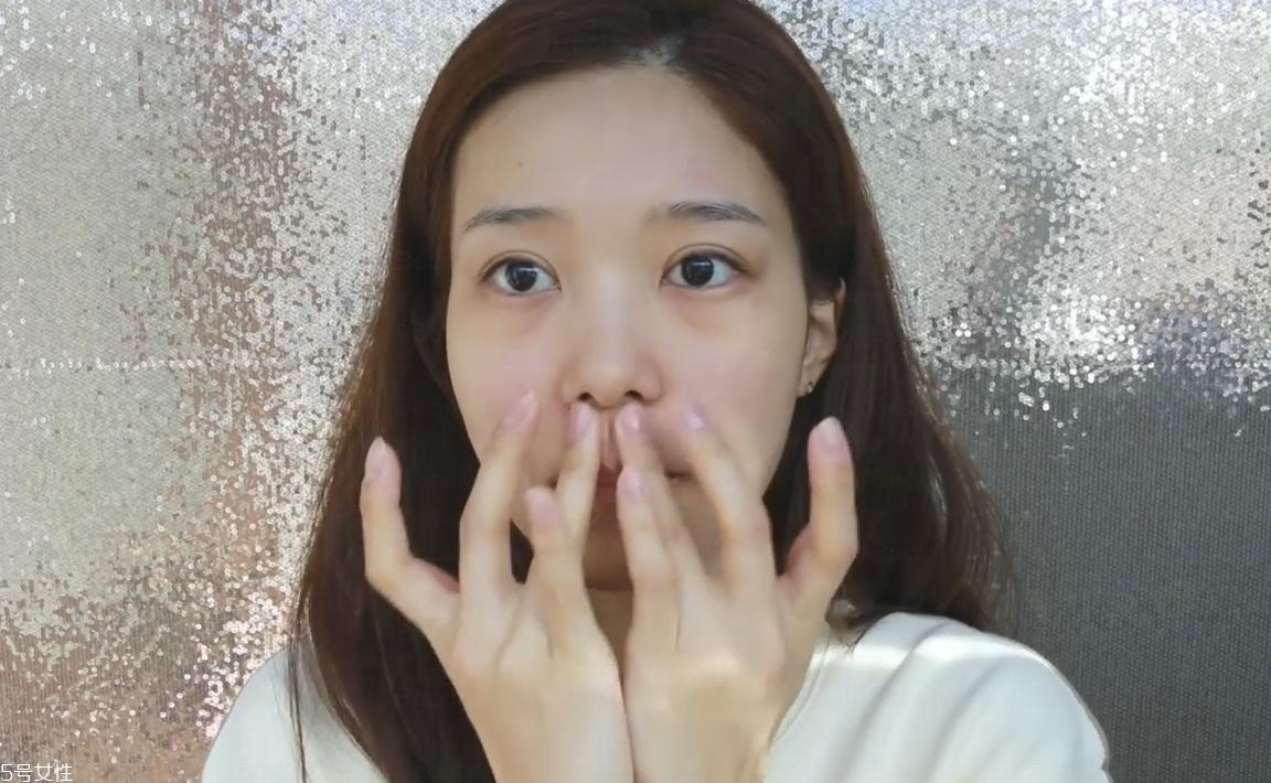 簡(jiǎn)單的迷人棕色系妝容教程 簡(jiǎn)單的迷人棕色系妝容教程