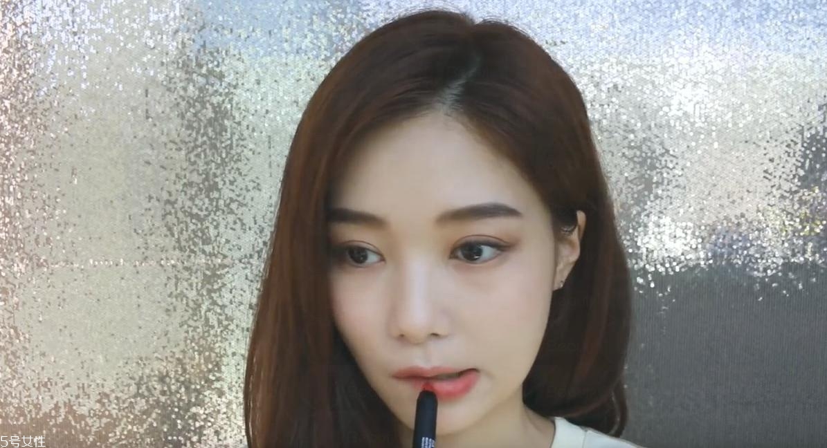 簡(jiǎn)單的迷人棕色系妝容教程 簡(jiǎn)單的迷人棕色系妝容教程