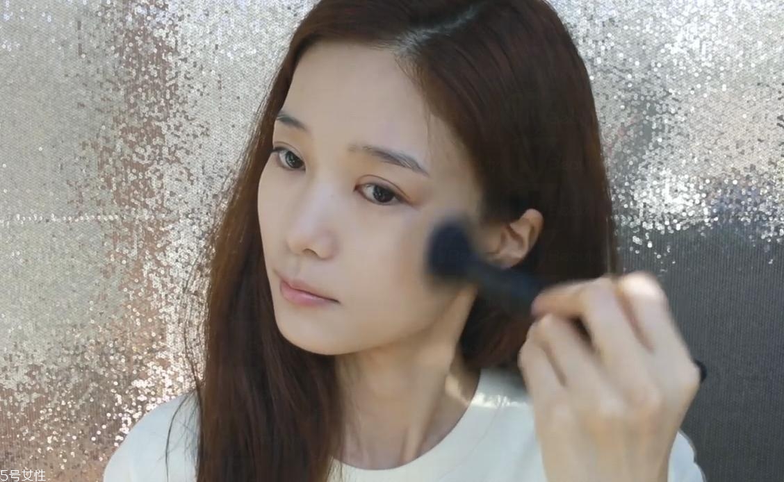 簡(jiǎn)單的迷人棕色系妝容教程 簡(jiǎn)單的迷人棕色系妝容教程