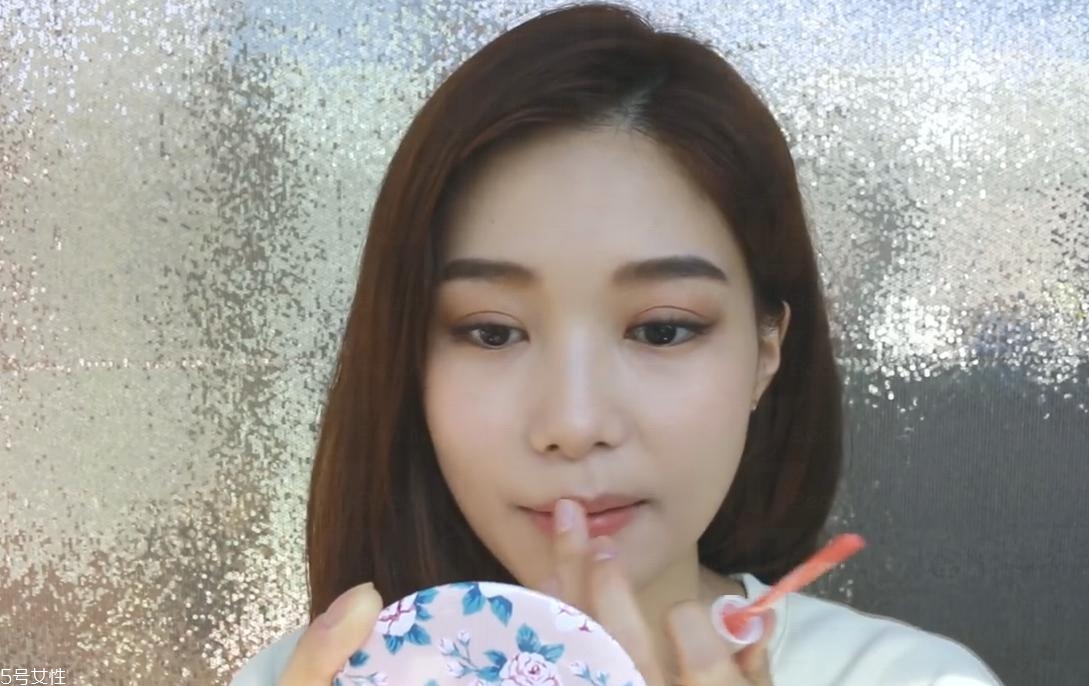 簡(jiǎn)單的迷人棕色系妝容教程 簡(jiǎn)單的迷人棕色系妝容教程