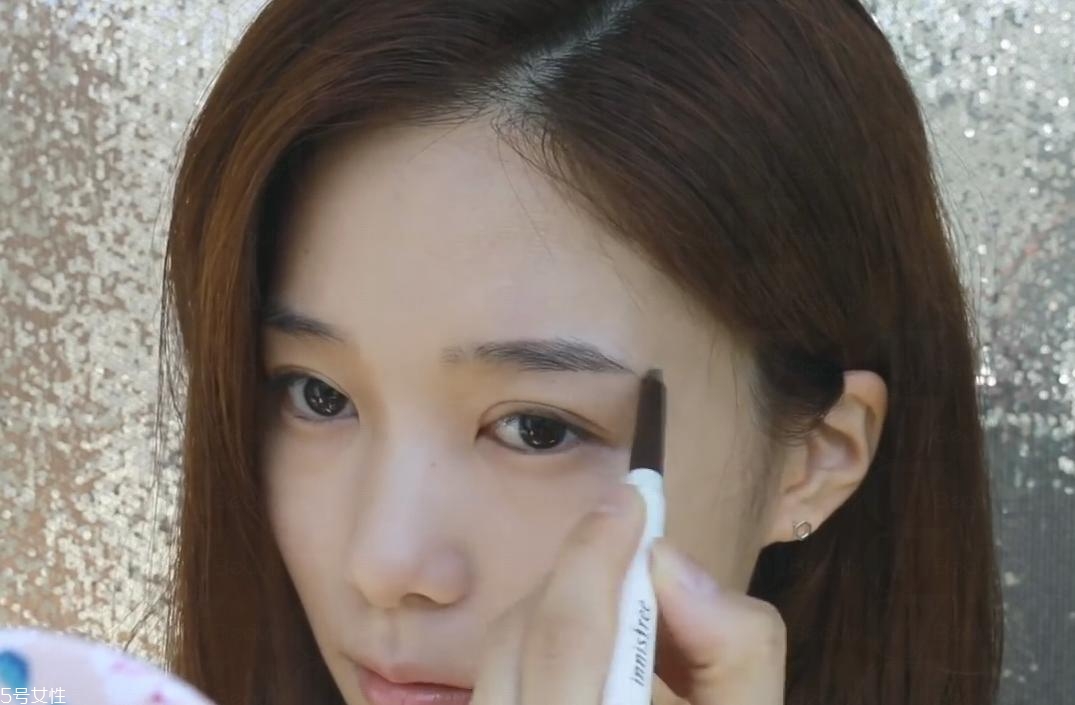 簡(jiǎn)單的迷人棕色系妝容教程 簡(jiǎn)單的迷人棕色系妝容教程