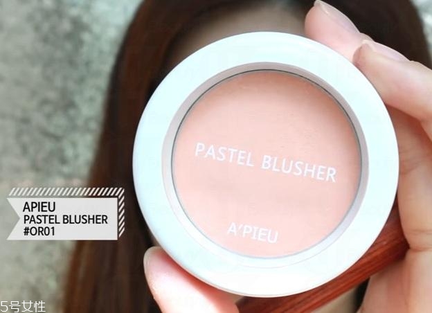 簡(jiǎn)單的迷人棕色系妝容教程 簡(jiǎn)單的迷人棕色系妝容教程