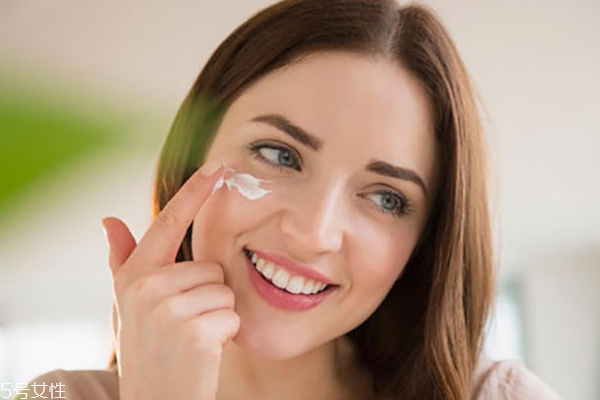 45歲左右適合什么面膜 肌膚抗老全攻略 45歲左右適合什么面膜 肌膚抗老全攻略