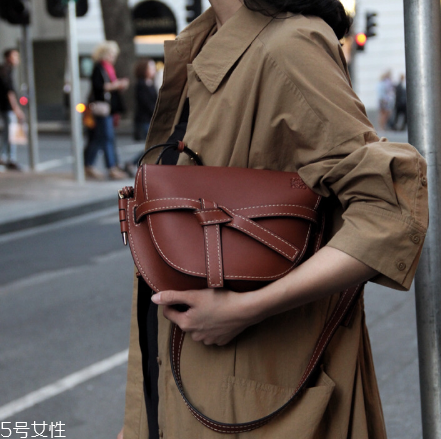loewe gate bag多少錢？羅意威18新款馬鞍包價(jià)格