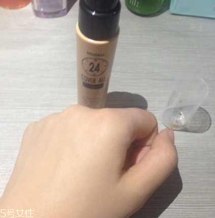 mistine粉底液應(yīng)該選哪個色號 mistine粉底液試色 mistine粉底液應(yīng)該選哪個色號 mistine粉底液試色